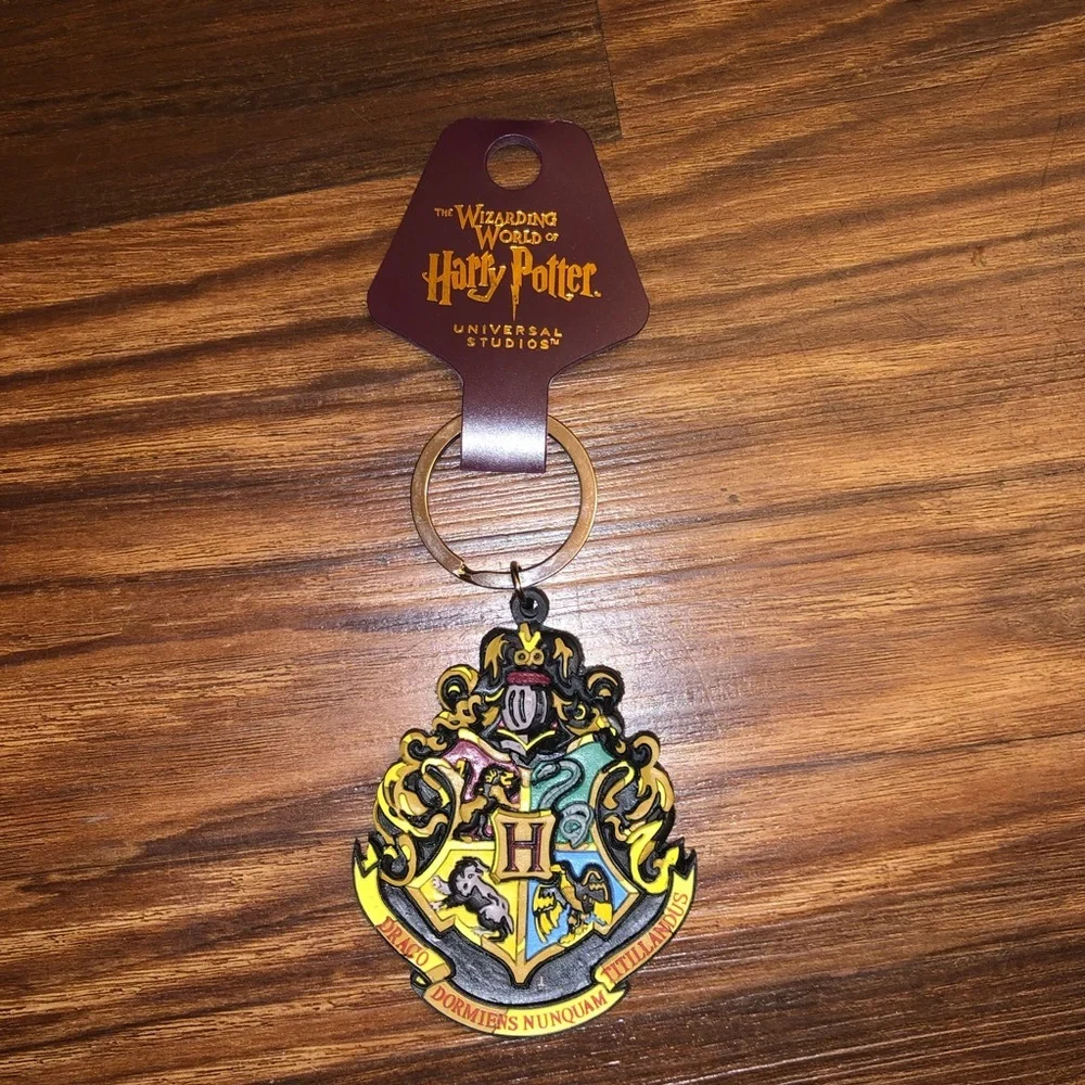 Universal Studios Wizarding World Harry Potter Hogwarts Crest Keychain